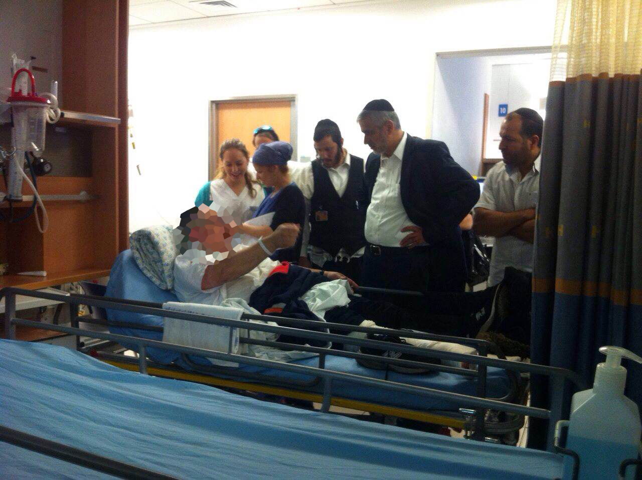 תיעוד: הראשל"צ וח"כים בביקור אצל פצועי הטבח