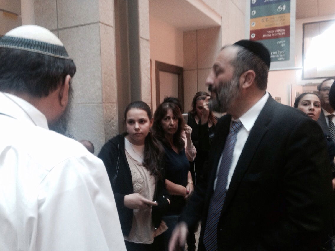 תיעוד: הראשל"צ וח"כים בביקור אצל פצועי הטבח