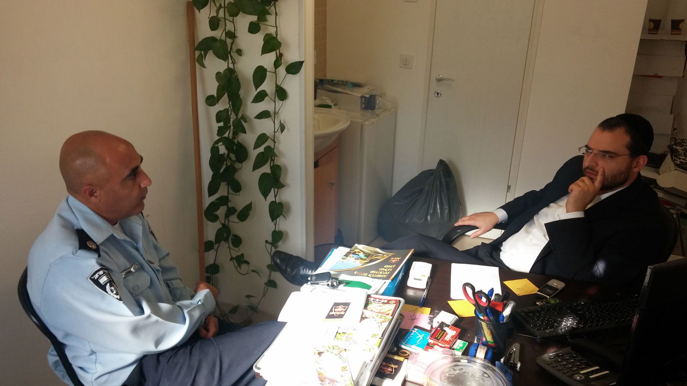 יו"ר הארגון דוד צור עם נציג המשטרה