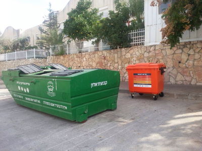 תושבי מודיעין עילית ממחזרים עם פח כתום