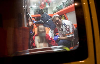 כוחות ההצלה מפנים את הפצוע