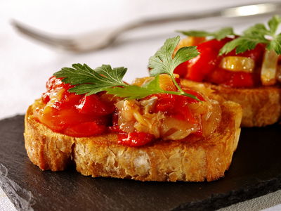 פלפלים קלויים עם שמן זית וחומץ