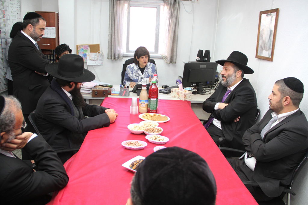 דרעי סייר בנתניה ונפגש עם ראשת העיר • גלריה