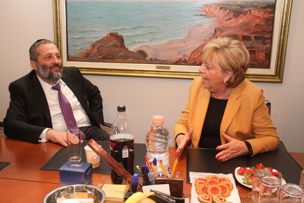 אריה דערי וראש העיר