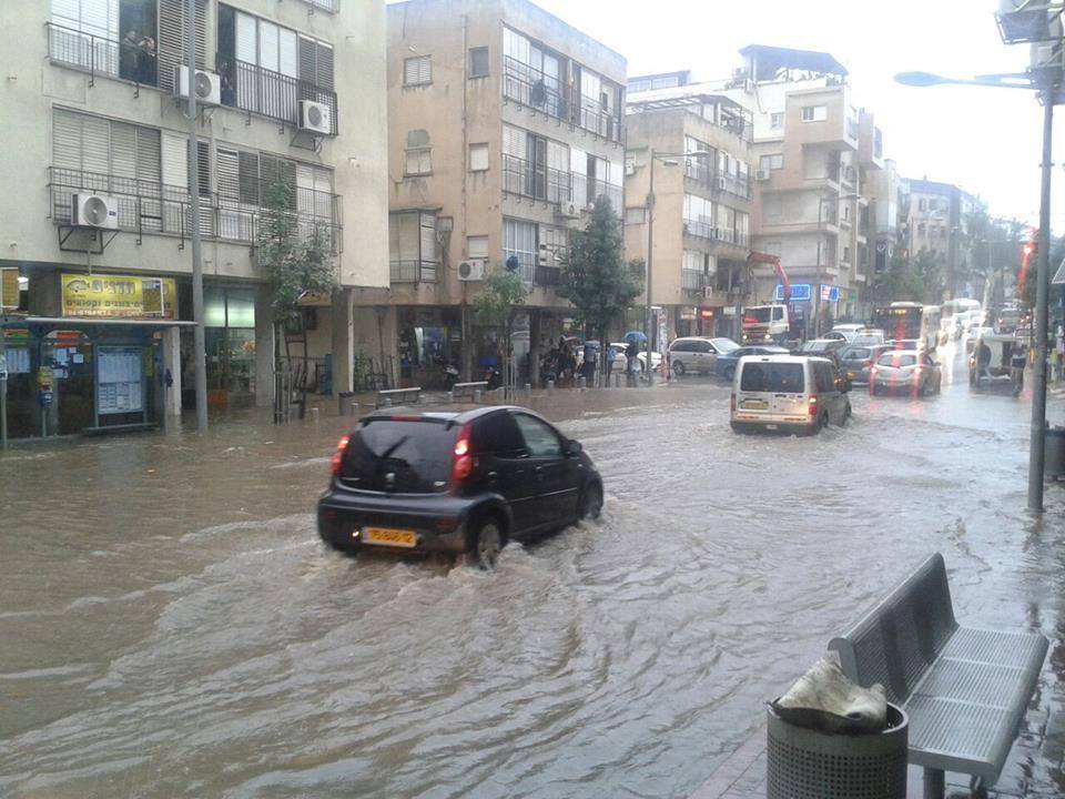 הסופה כאן: עומסי תנועה בכבישים והצפות במרכז