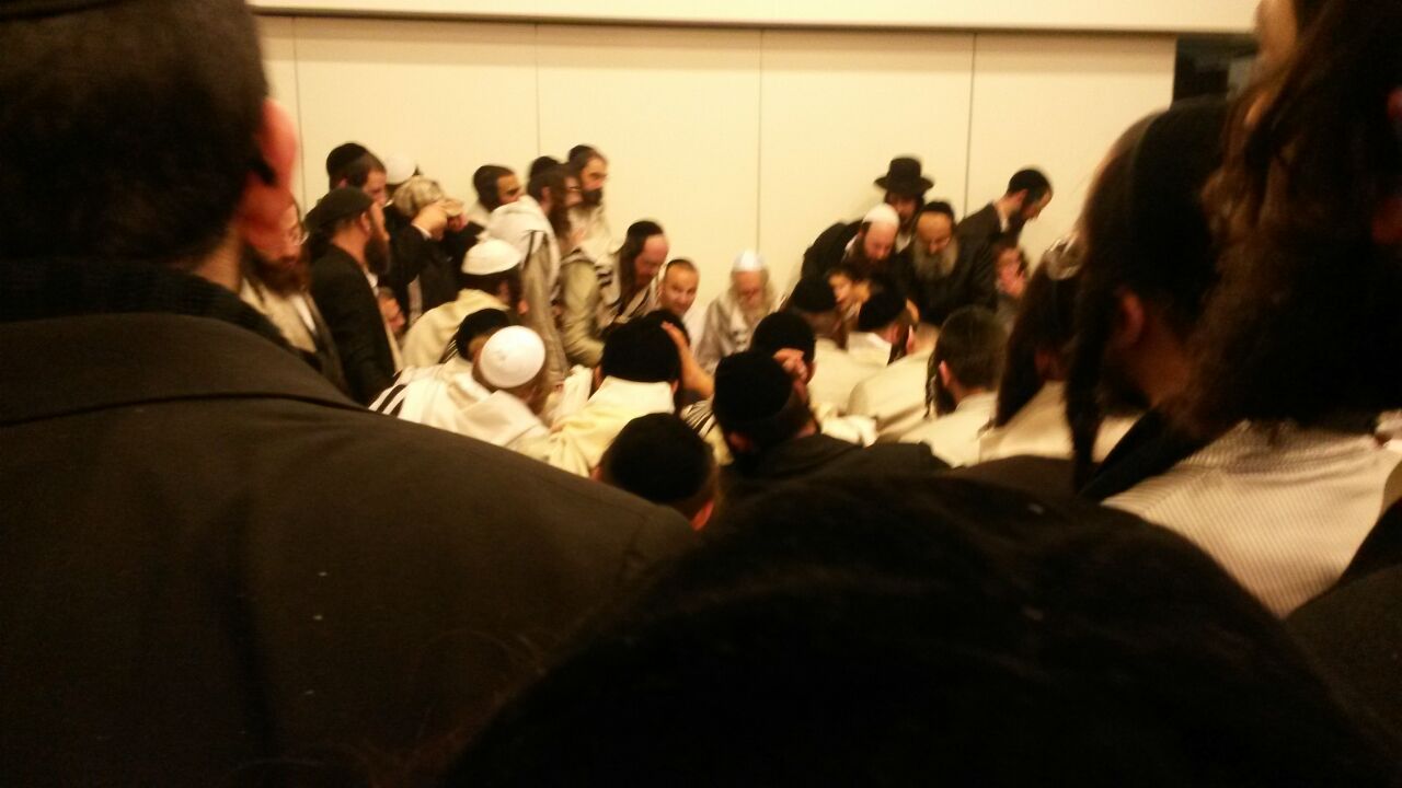 יומיים להחלטת בית המשפט: מאות שבתו עם הרב ברלנד • בלעדי