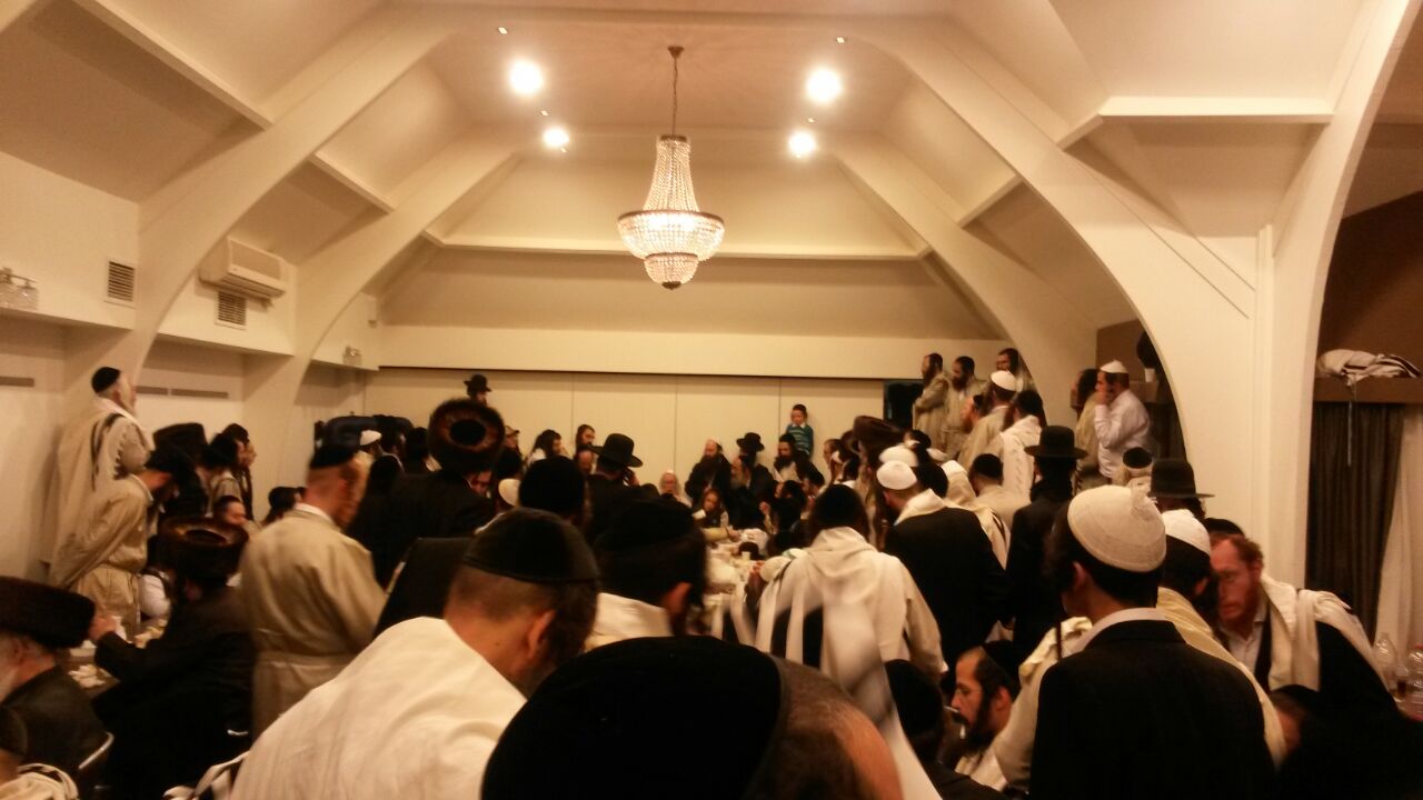 יומיים להחלטת בית המשפט: מאות שבתו עם הרב ברלנד • בלעדי