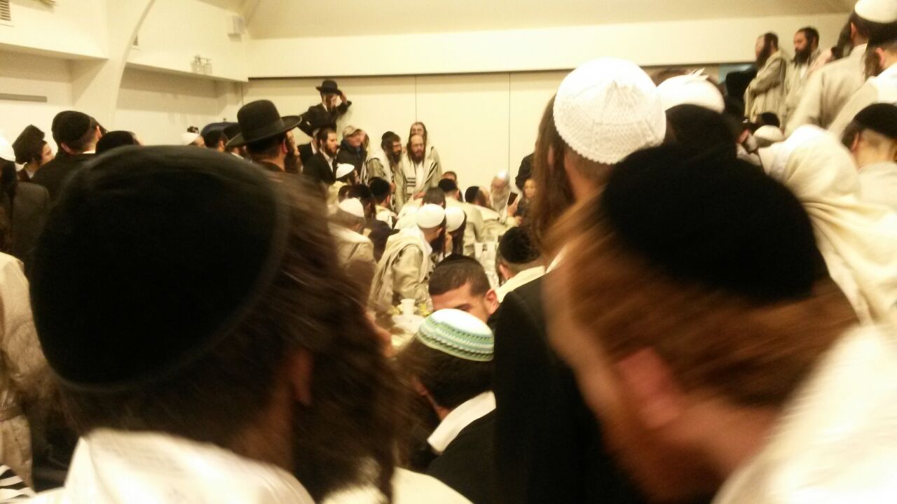 יומיים להחלטת בית המשפט: מאות שבתו עם הרב ברלנד • בלעדי