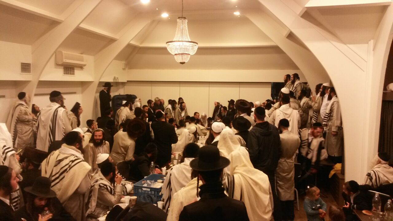 יומיים להחלטת בית המשפט: מאות שבתו עם הרב ברלנד • בלעדי