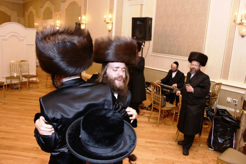 גלרית ענק: נכדת גאב"ד קרלסבורג התחתנה