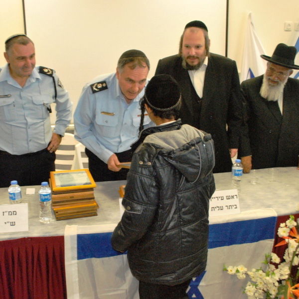 42 נערים מביתר עילית סיימו מסלול מיוחד של המשטרה והעירייה