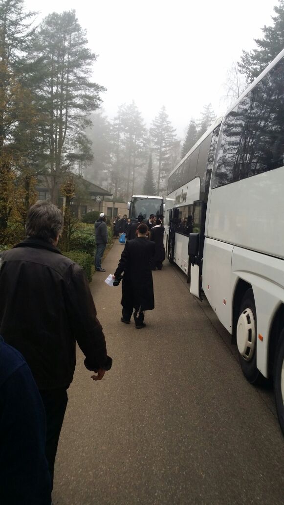 החסידים עוזבים את כפר הנופש, הבוקר