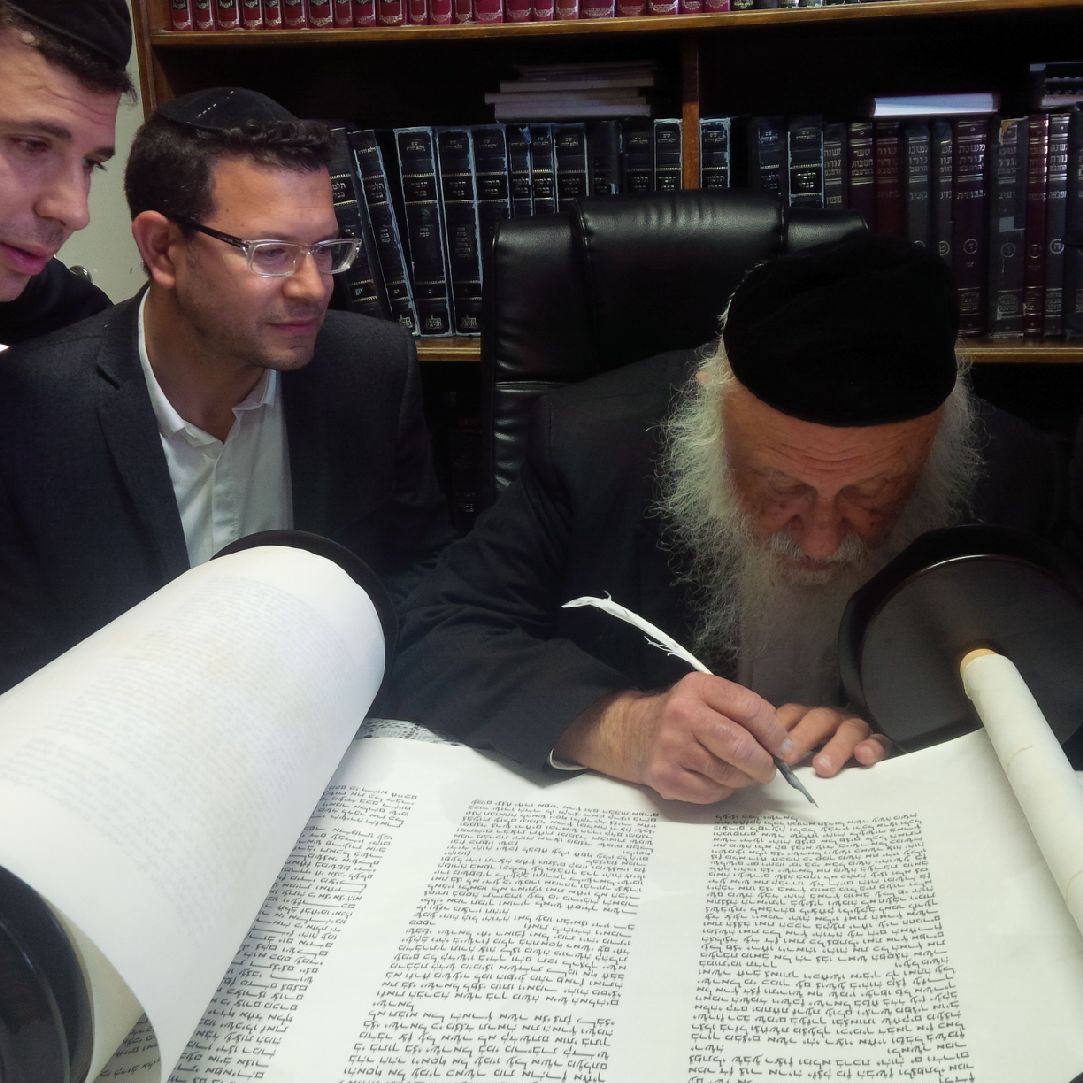 הנגיד הרב שלמה קפיטס הכניס ספר תורה • תמונות