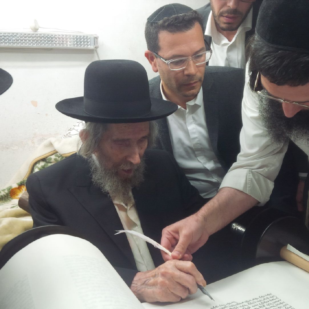 הנגיד הרב שלמה קפיטס הכניס ספר תורה • תמונות