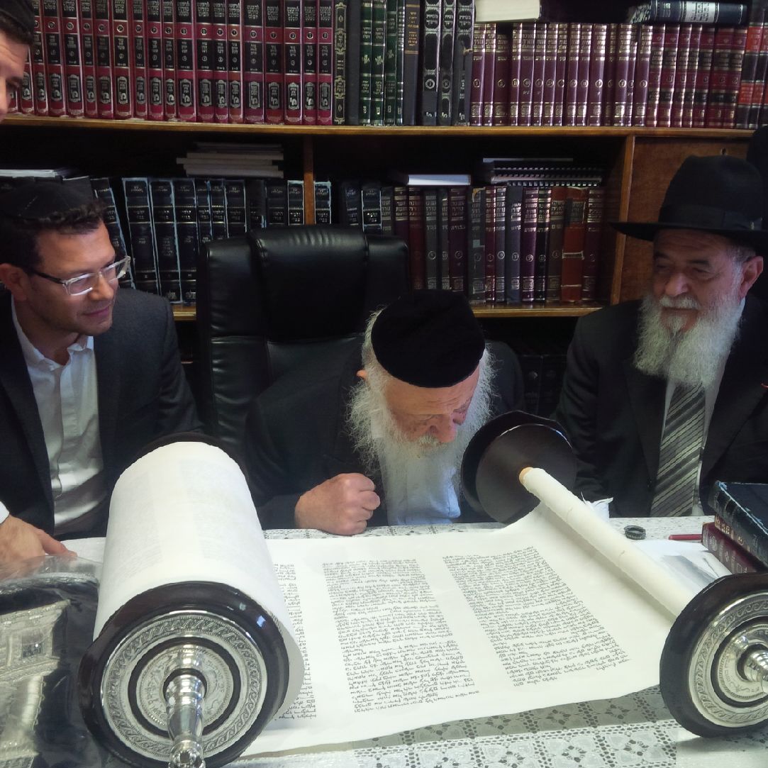 הנגיד הרב שלמה קפיטס הכניס ספר תורה • תמונות