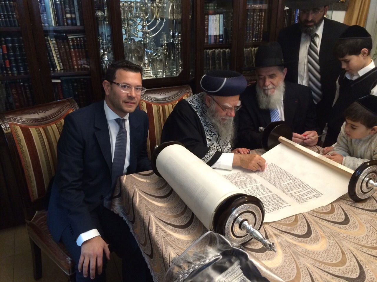 הנגיד הרב שלמה קפיטס הכניס ספר תורה • תמונות