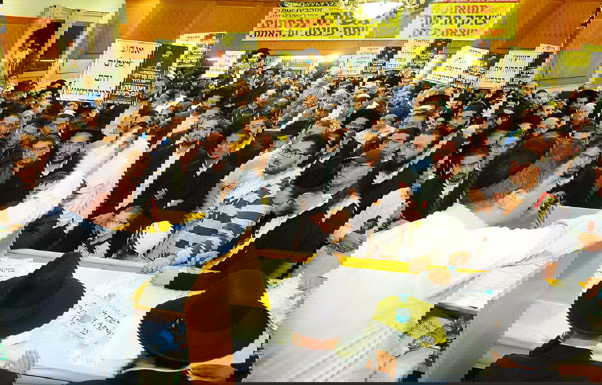 המחאה של חסידי הרב פינטו: שביתת רעב מול משרדי להב 433