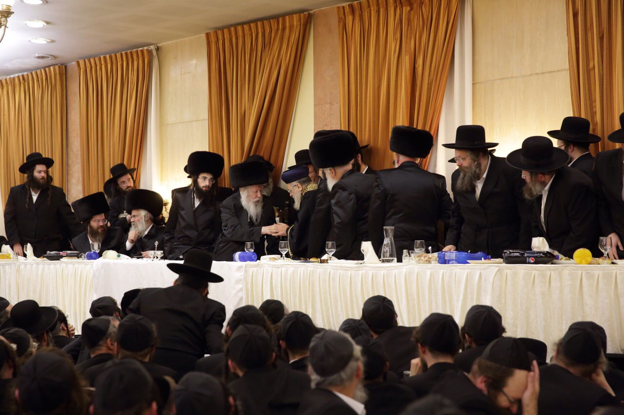 תיעוד: הראשל"צ הגר"י יוסף התקבל בשירה בשבע ברכות בגור