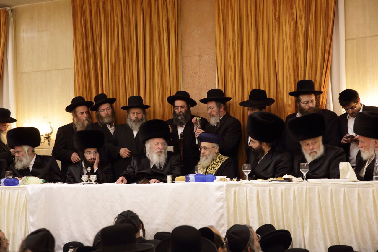 תיעוד: הראשל"צ הגר"י יוסף התקבל בשירה בשבע ברכות בגור