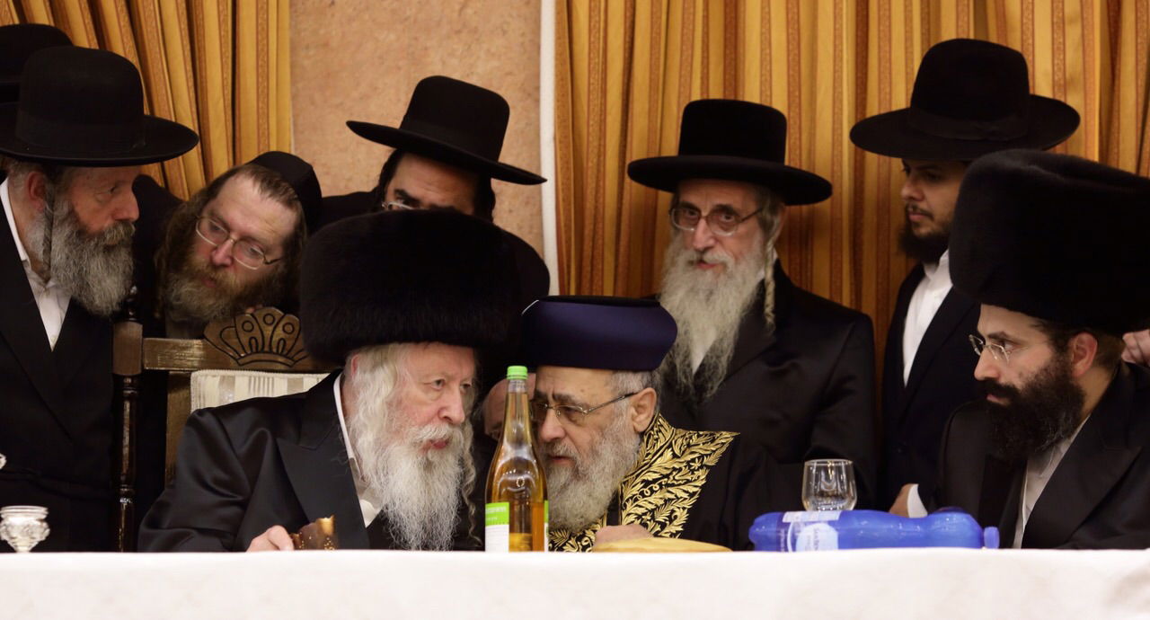 תיעוד: הראשל"צ הגר"י יוסף התקבל בשירה בשבע ברכות בגור