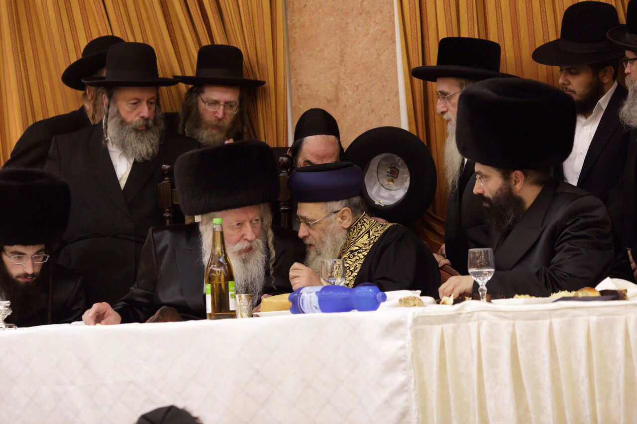 תיעוד: הראשל"צ הגר"י יוסף התקבל בשירה בשבע ברכות בגור