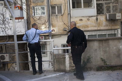 שוטרים בשכונת מאה שערים