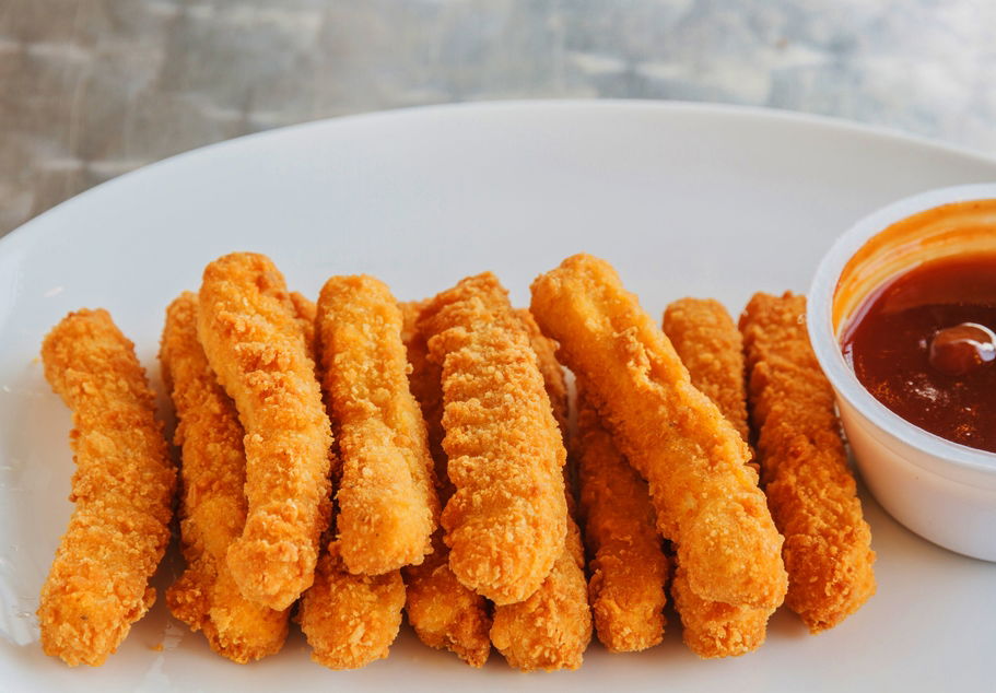 שניצלונים פריכים ברוטב אדום פיקנטי