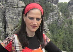 אתי קצבורג, כותבת השורות