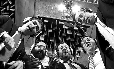 בכורה ב"כיכר השבת": זמרי החתונות שרים את "מעוז צור" • צפו בקליפ