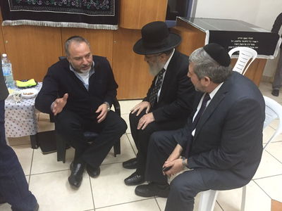 הראשל"צ הגר"י יוסף מנחם את ליברמן, הערב