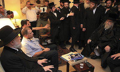 האדמו"ר מבעלזא ניחם את הרב ישראל מאיר לאו • תמוונת