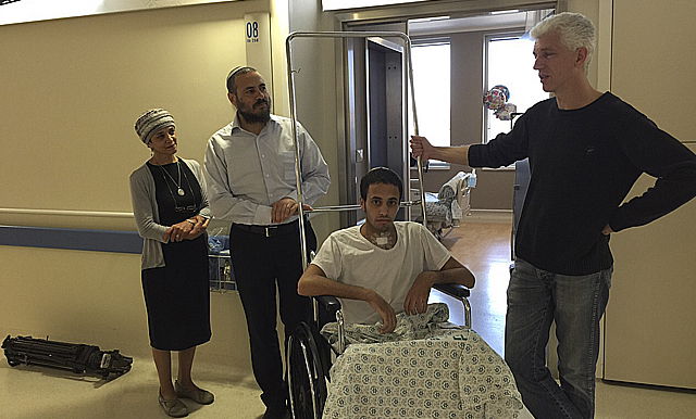 החייל יונתן אהרוני בשחרורו מבית החולים