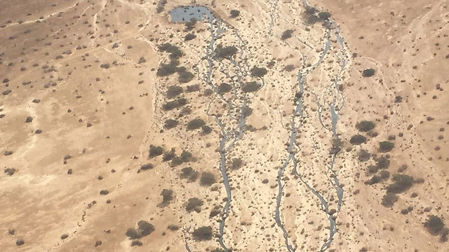 רה"מ בנימין נתניהו באזור אסון הנפט בערבה: "הטיפול ייקח זמן"