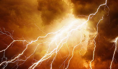 רגעי אימה בטיסה: המטוס נקלע לסופת ברקים והחל לאבד גובה, נוסעים שלחו הודעות פרידה | תיעוד