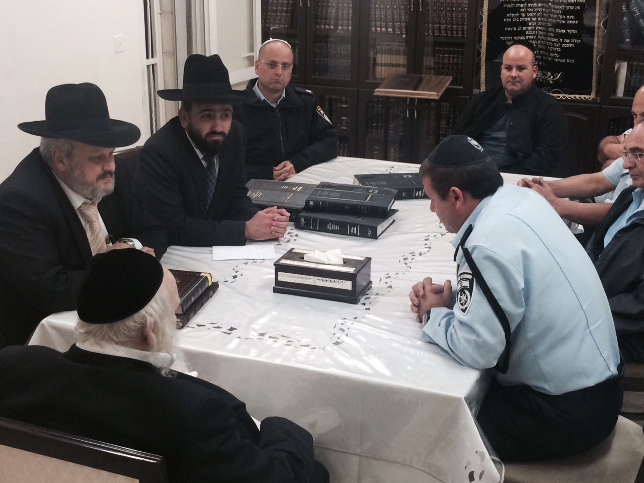 הרב אוירבך למפקד המחוז: אפשר לסמוך על שוטרים ערבים?