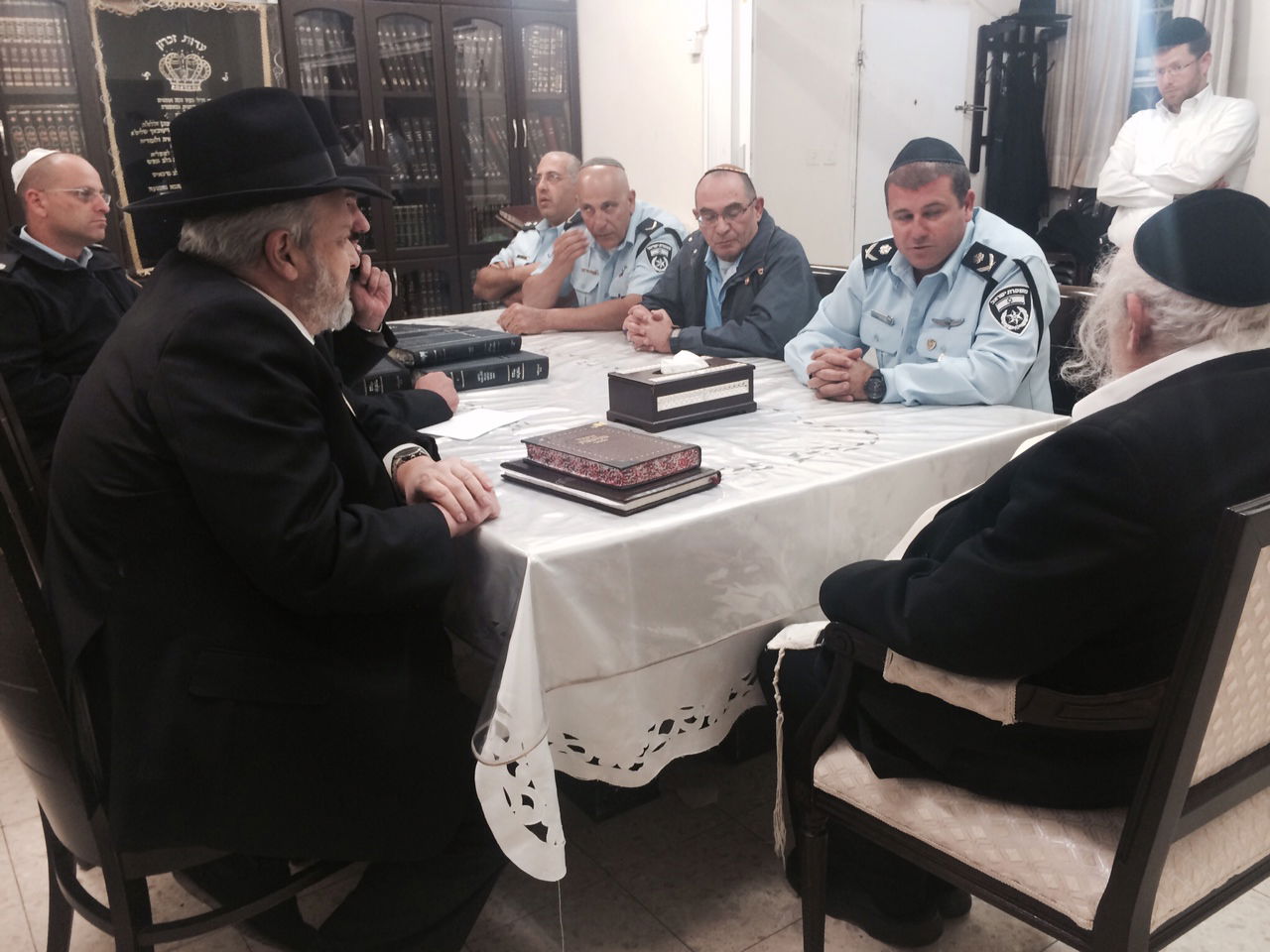 הרב אוירבך למפקד המחוז: אפשר לסמוך על שוטרים ערבים?