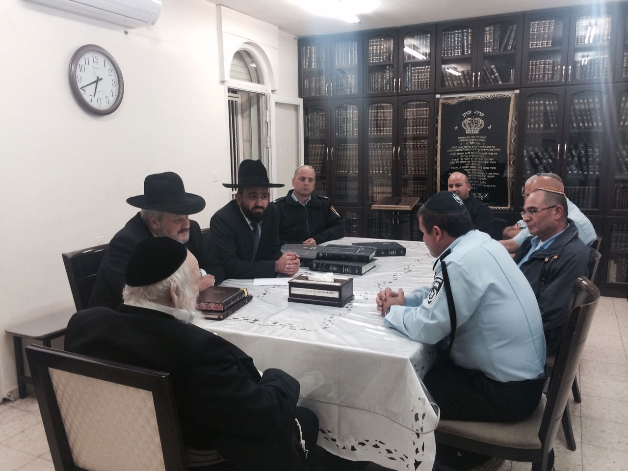 הרב אוירבך למפקד המחוז: אפשר לסמוך על שוטרים ערבים?