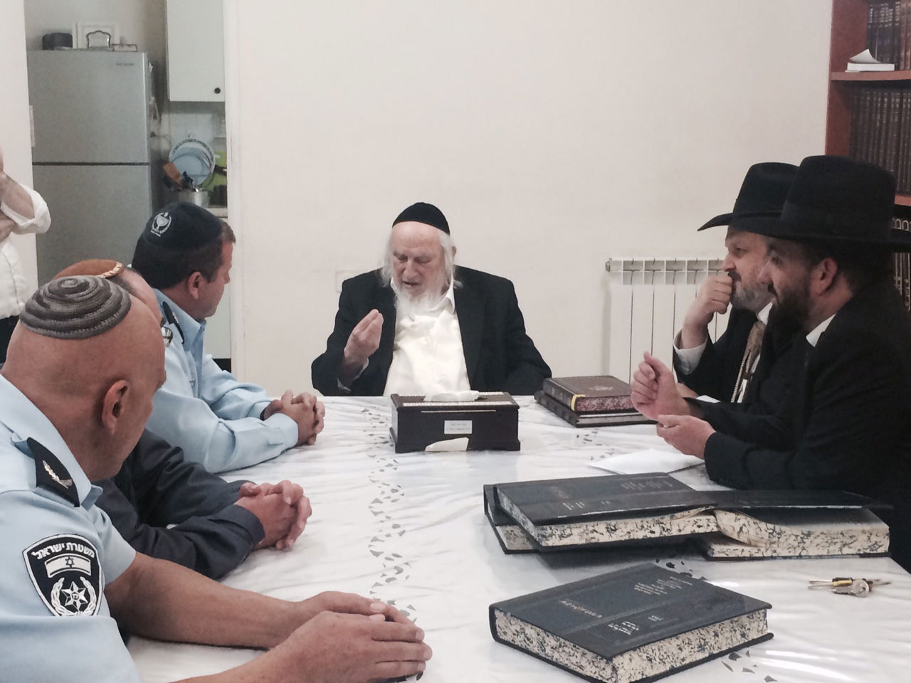 הרב אוירבך למפקד המחוז: אפשר לסמוך על שוטרים ערבים?