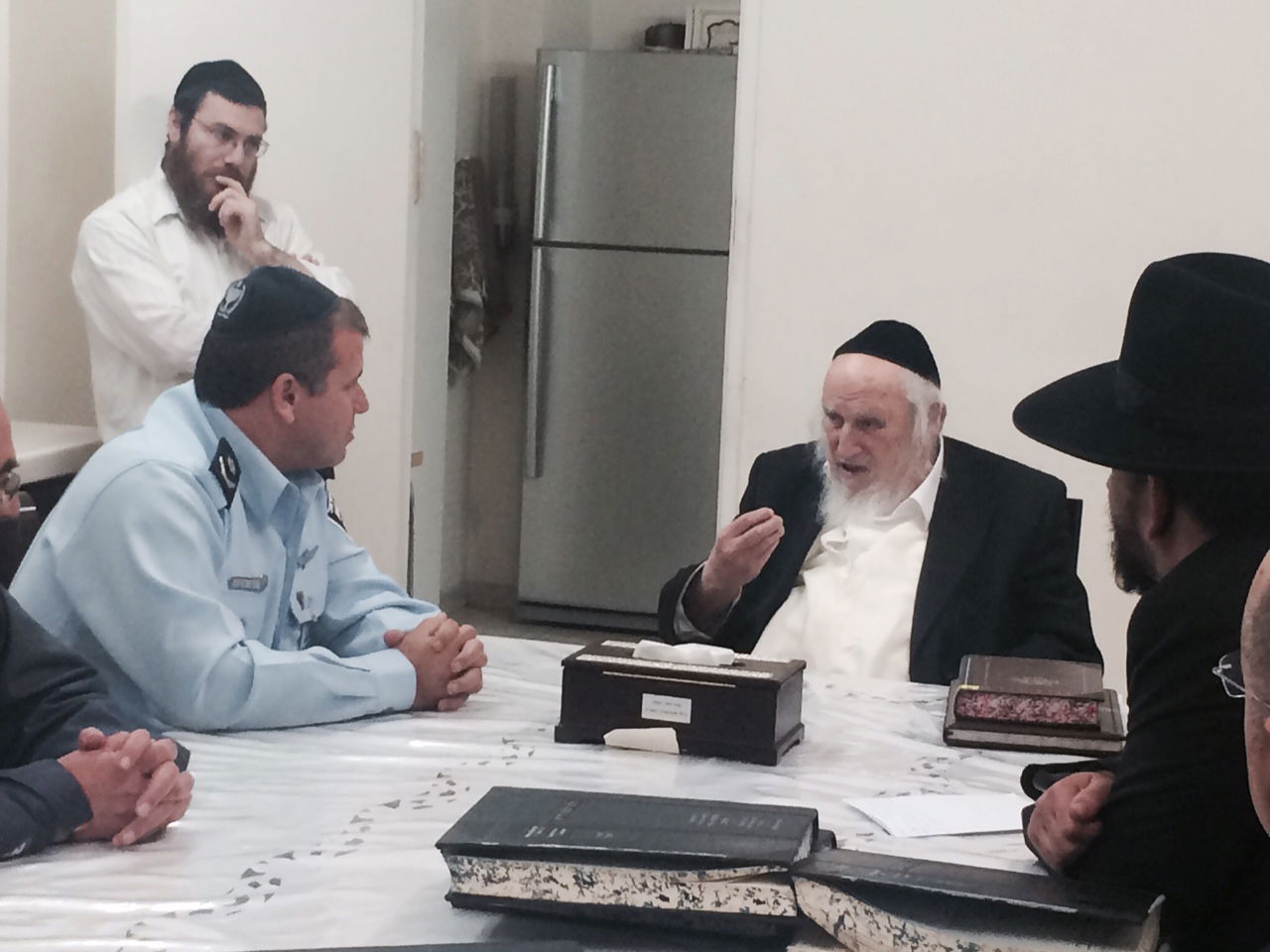 הרב אוירבך למפקד המחוז: אפשר לסמוך על שוטרים ערבים?