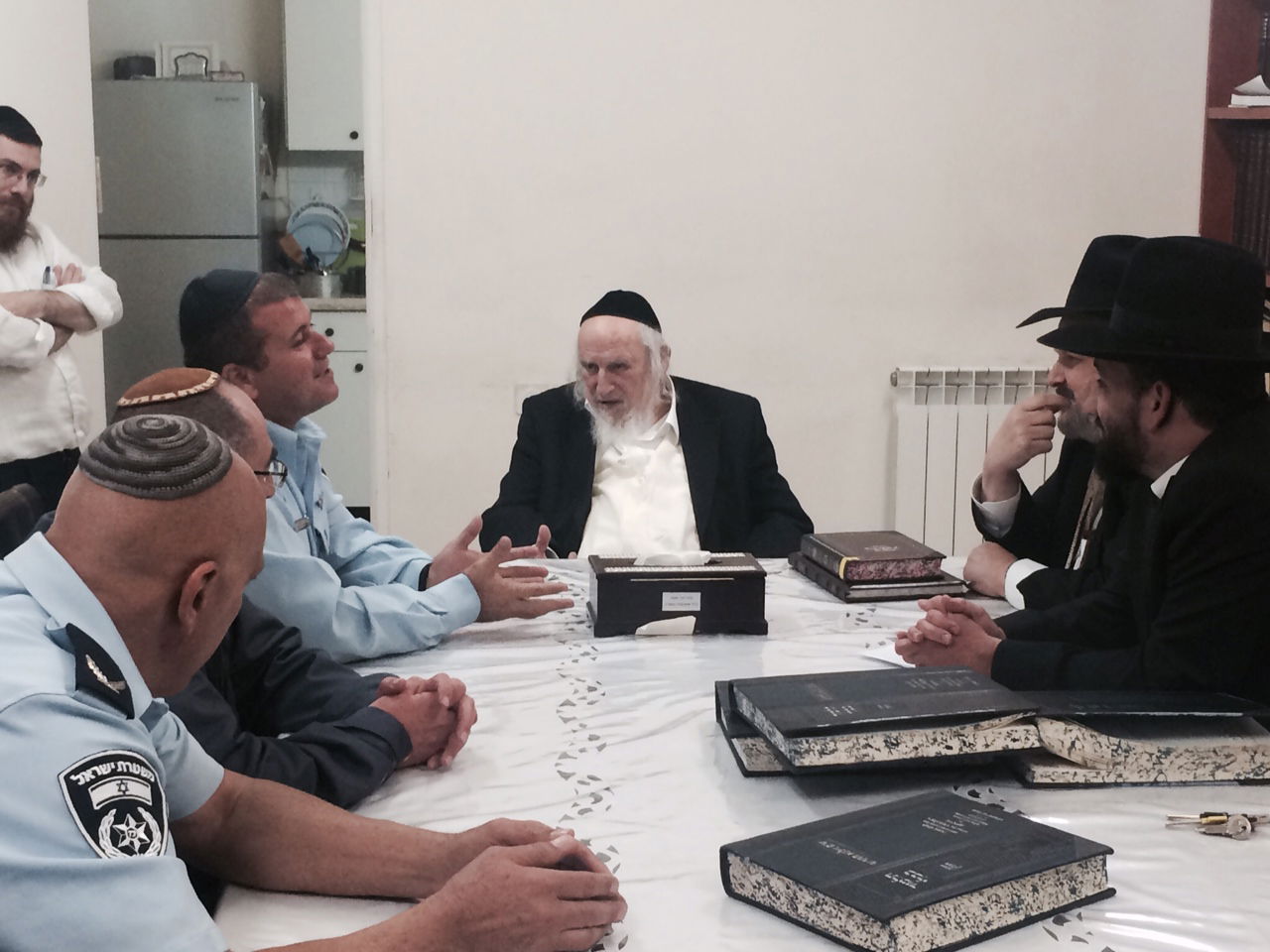 הרב אוירבך למפקד המחוז: אפשר לסמוך על שוטרים ערבים?