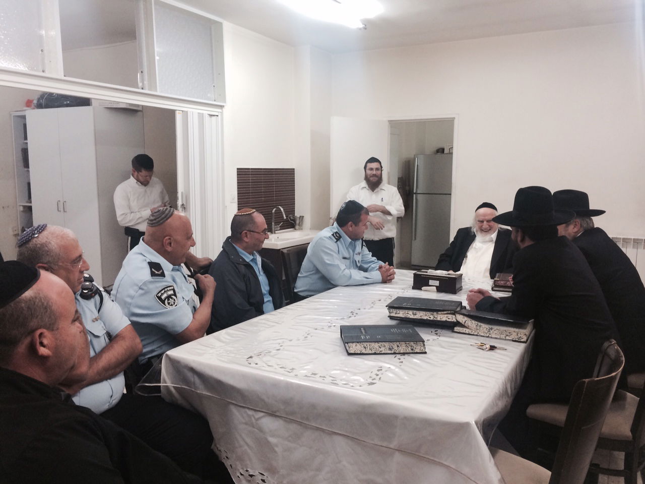 הרב אוירבך למפקד המחוז: אפשר לסמוך על שוטרים ערבים?