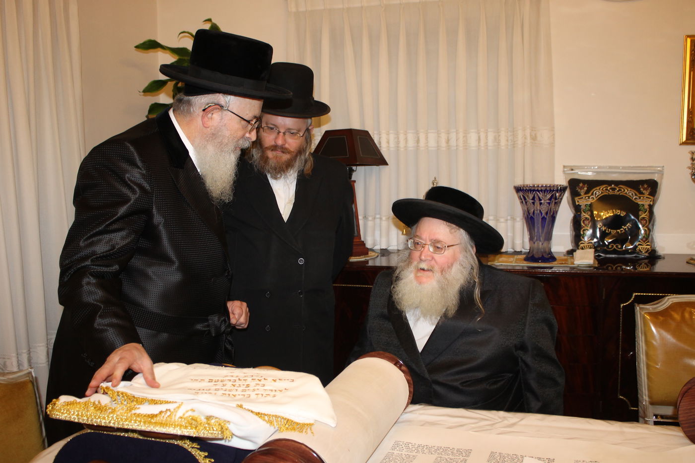 'כתיבת אותיות' בס"ת שיוכנס להיכל ביהמ"ד צאנז בטבריה