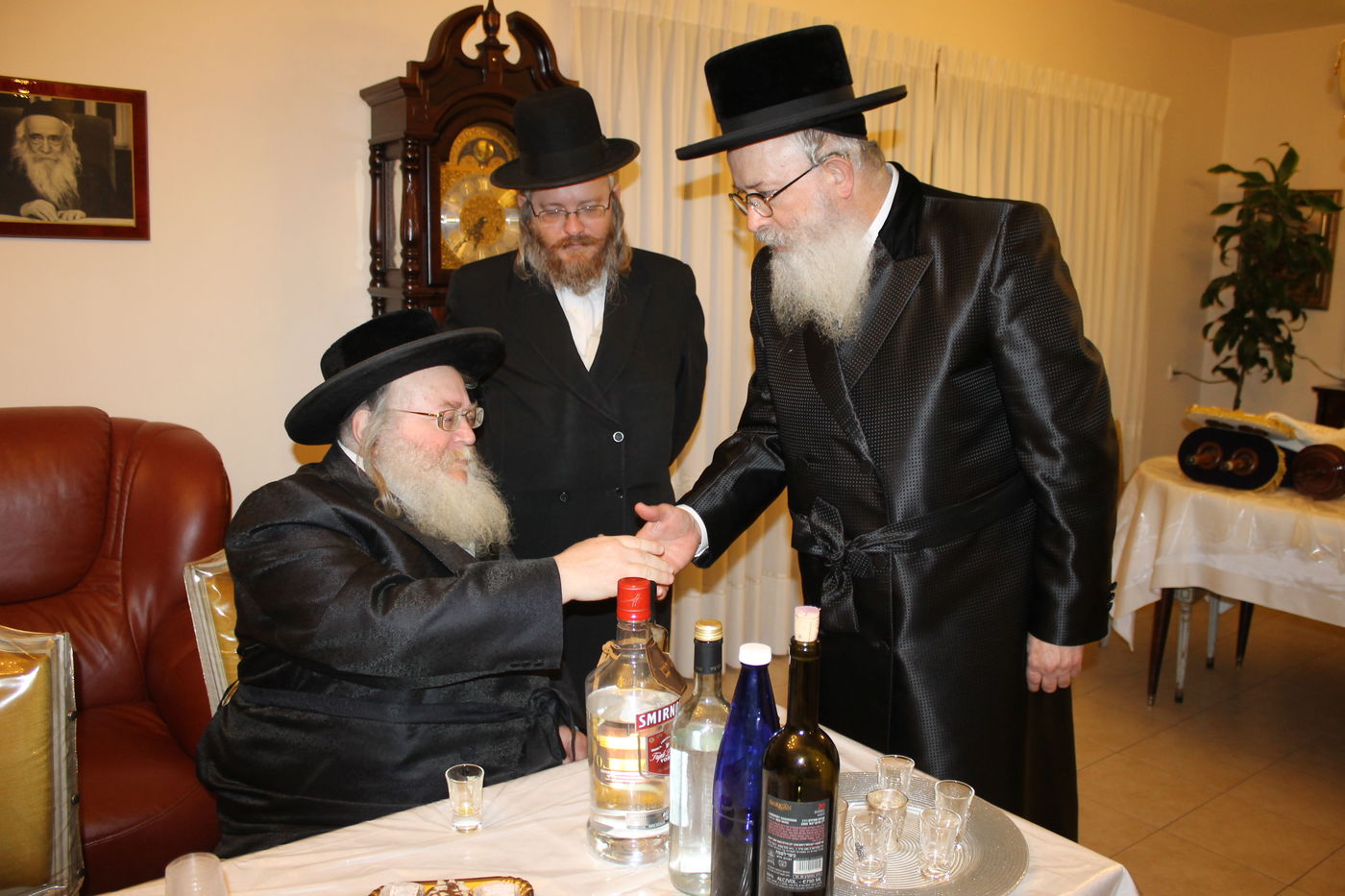 'כתיבת אותיות' בס"ת שיוכנס להיכל ביהמ"ד צאנז בטבריה