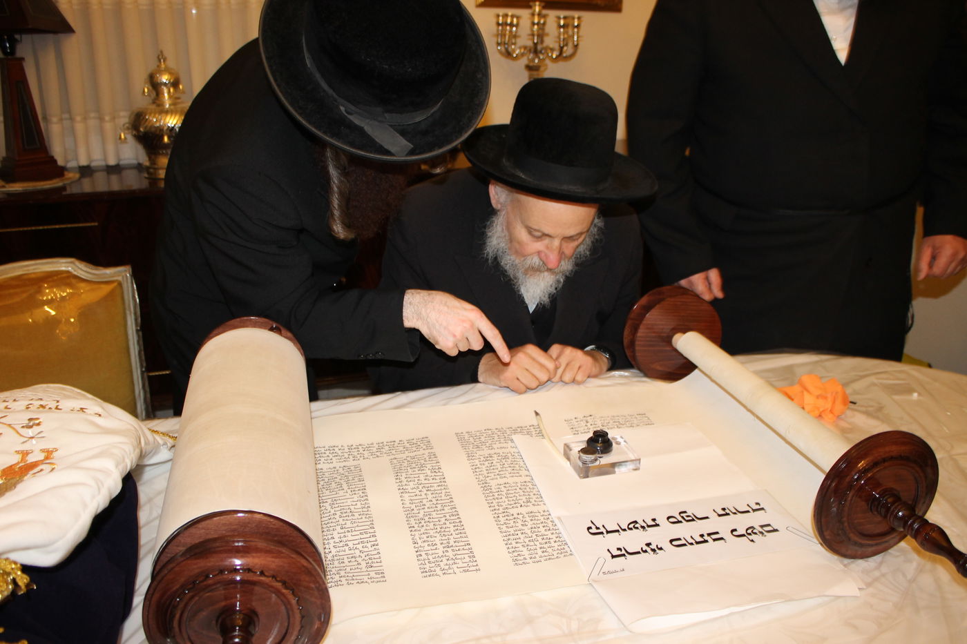 'כתיבת אותיות' בס"ת שיוכנס להיכל ביהמ"ד צאנז בטבריה