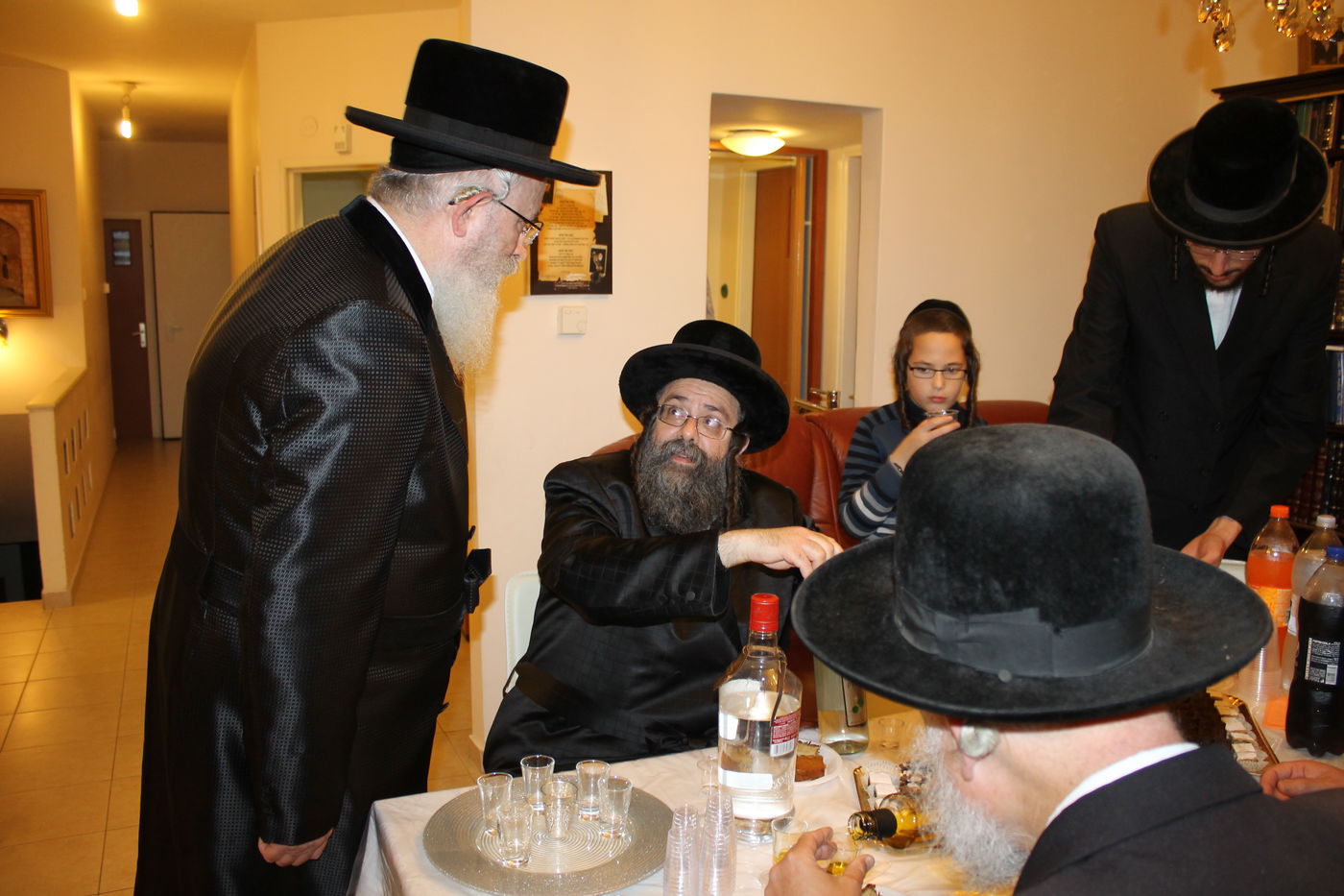 'כתיבת אותיות' בס"ת שיוכנס להיכל ביהמ"ד צאנז בטבריה