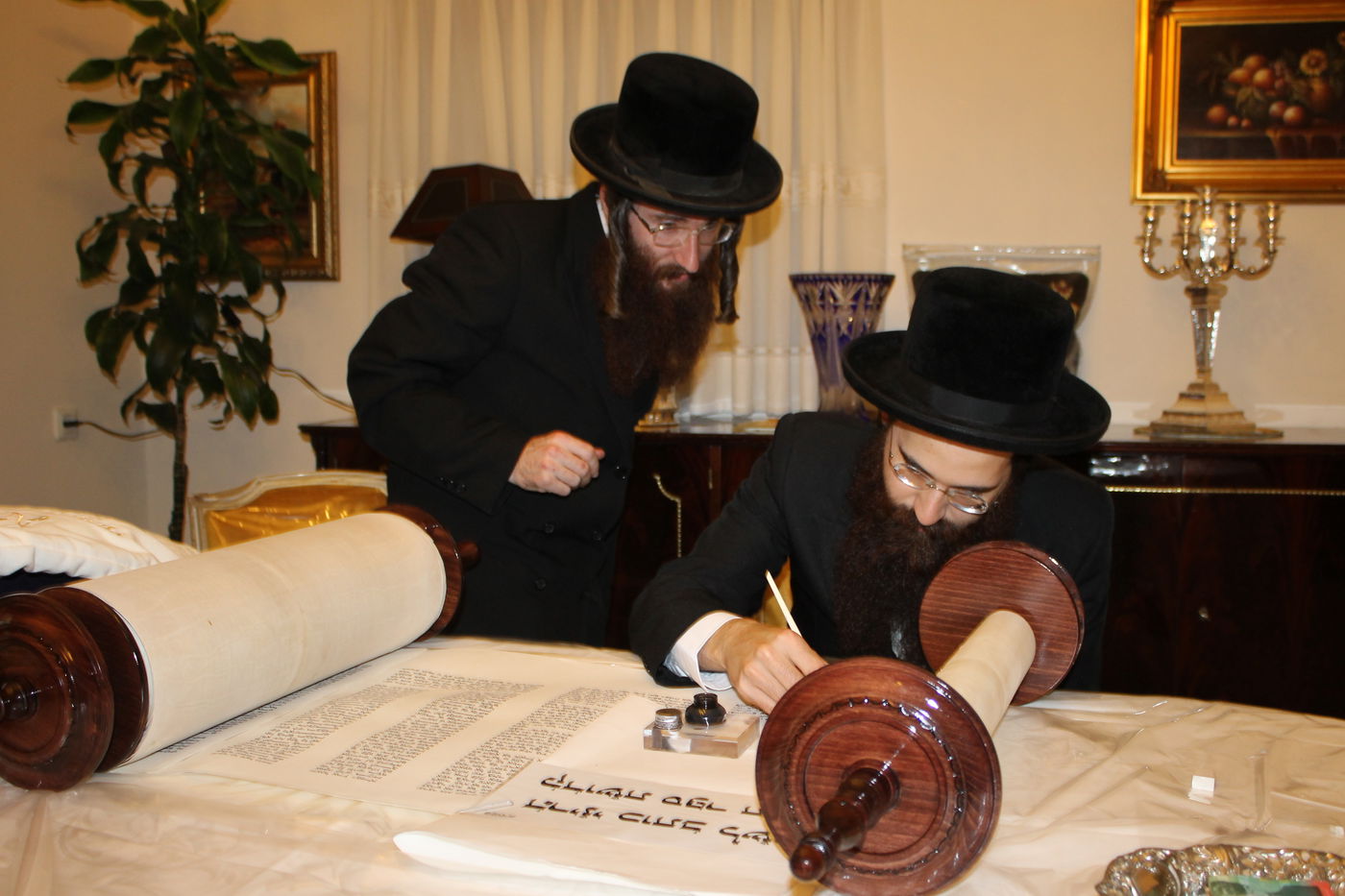 'כתיבת אותיות' בס"ת שיוכנס להיכל ביהמ"ד צאנז בטבריה