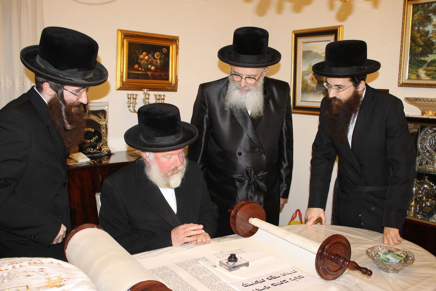 'כתיבת אותיות' בס"ת שיוכנס להיכל ביהמ"ד צאנז בטבריה