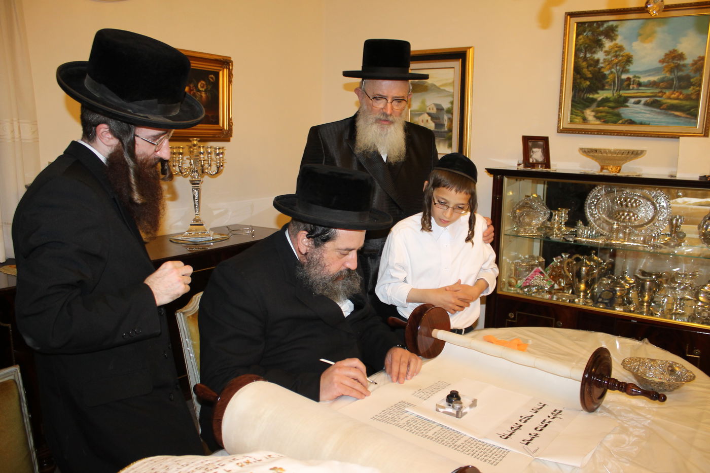 'כתיבת אותיות' בס"ת שיוכנס להיכל ביהמ"ד צאנז בטבריה