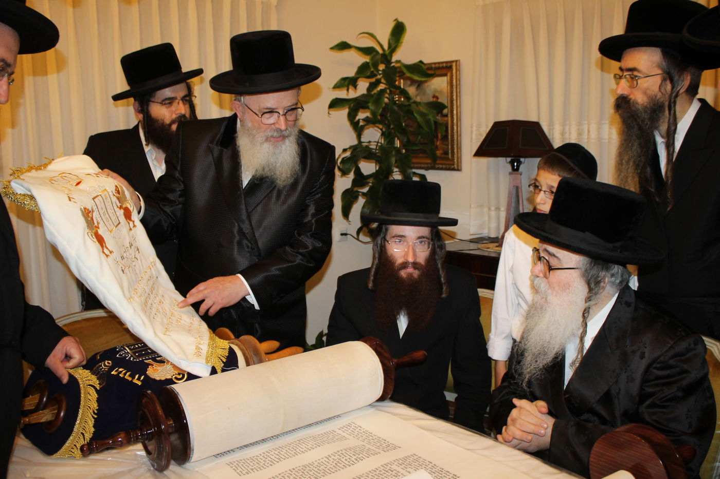 'כתיבת אותיות' בס"ת שיוכנס להיכל ביהמ"ד צאנז בטבריה