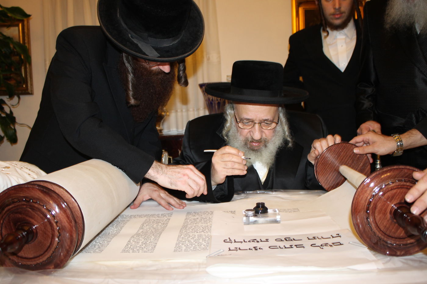 'כתיבת אותיות' בס"ת שיוכנס להיכל ביהמ"ד צאנז בטבריה